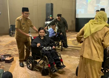 Wali Kota Malang, Sutiaji, menyemati teman-teman disabilitas.