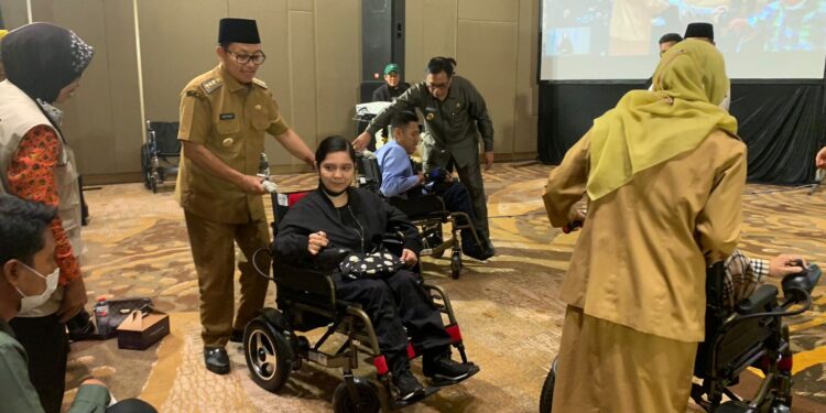 Wali Kota Malang, Sutiaji, menyemati teman-teman disabilitas.