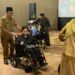 Wali Kota Malang, Sutiaji, menyemati teman-teman disabilitas.