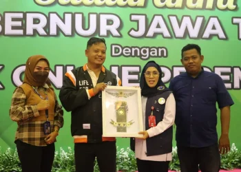 Kepala Pegadaian Kantor Wilayah (Kanwil) 12 Jawa Timur, Mulyono Rekso, saat memberikan apresiasi kepada pelaku Ojek Online Perempuan Jawa Timur.