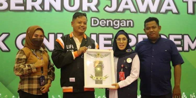 Kepala Pegadaian Kantor Wilayah (Kanwil) 12 Jawa Timur, Mulyono Rekso, saat memberikan apresiasi kepada pelaku Ojek Online Perempuan Jawa Timur.
