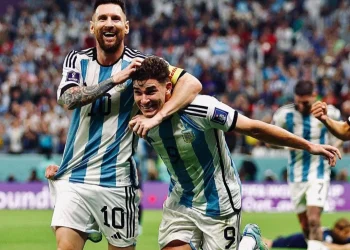Julian Alvarez berselebrasi bersama Lionel Messi setelah mencetak gol ke gawang Kroasia.