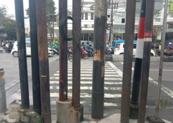 Keberadaan tiang listrik dan provider yang menutup akses zebra cross di Jalan Jenderal Basuki Rachmat, Kota Malang.