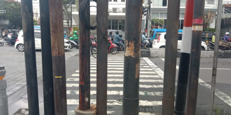 Keberadaan tiang listrik dan provider yang menutup akses zebra cross di Jalan Jenderal Basuki Rachmat, Kota Malang.
