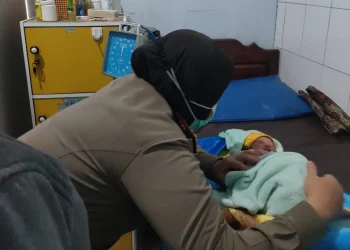 Kapolsek Bululawang, Kompol Ainun Djariyah bersama bayi perempuan yang dibuang.