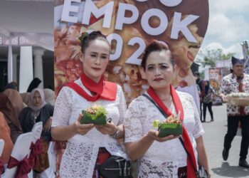 Keseruan sejumlah pengunjung menikmati sajian sego empok terbaik di Festival Sego Empok 2022 di Balai Kota Among Tani Kota Batu, Kamis (1/12/2022).