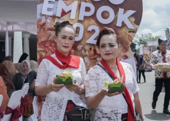 Keseruan sejumlah pengunjung menikmati sajian sego empok terbaik di Festival Sego Empok 2022 di Balai Kota Among Tani Kota Batu, Kamis (1/12/2022).