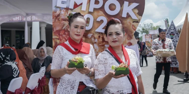 Keseruan sejumlah pengunjung menikmati sajian sego empok terbaik di Festival Sego Empok 2022 di Balai Kota Among Tani Kota Batu, Kamis (1/12/2022).