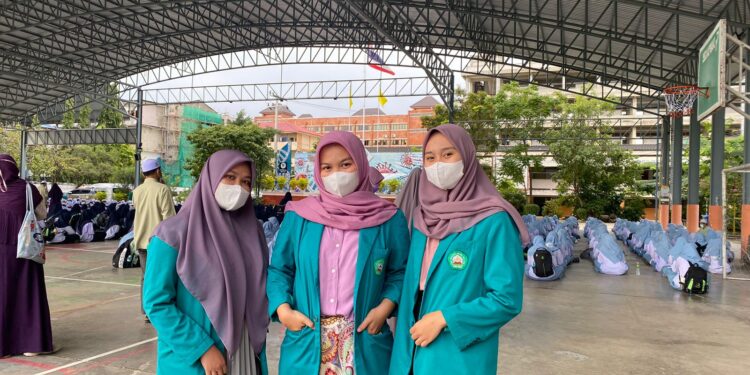 Suriati, Aliya Erdina dan Alivanur Rahayu, mahasiswa Unisma yang menjalankan Program Kandidat Sarjana Mengabdi - Praktik Pengalaman Lapangan (KSM-PPL) di Thailand.