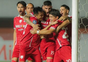 Punggawa Persis Solo merayakan gol dalam lanjutan BRI Liga 1.