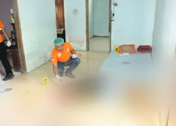 Petugas melakukan olah TKP kasus pembunuhan ibu dua anak di Ampelgading.