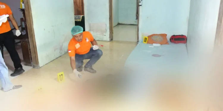 Petugas melakukan olah TKP kasus pembunuhan ibu dua anak di Ampelgading.