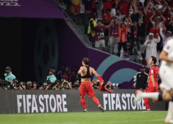 Hwang Hee Chan berselebrasi dengan mencopot jerseynya berlari ke arah supporter Korea Selatan pasca golnya ke gawang Portugal.