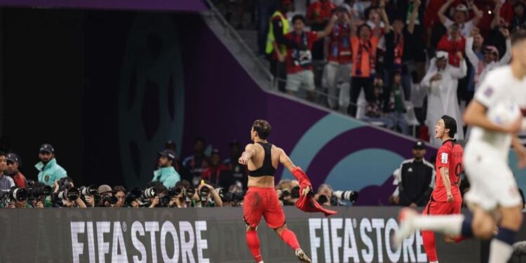Hwang Hee Chan berselebrasi dengan mencopot jerseynya berlari ke arah supporter Korea Selatan pasca golnya ke gawang Portugal.