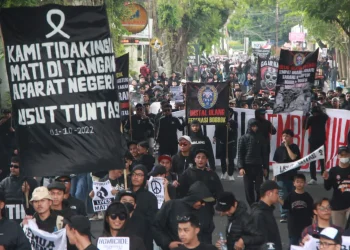 Aksi Aremania turun ke jalan menuntut keadilan bagi ratusan korban Tragedi Kanjuruhan terus bergulir. Mereka menilai penegakan hukumnya masih tumpul ke atas, bahkan hingga 100 hari pasca kejadian.