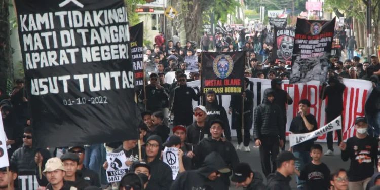 Aksi Aremania turun ke jalan menuntut keadilan bagi ratusan korban Tragedi Kanjuruhan terus bergulir. Mereka menilai penegakan hukumnya masih tumpul ke atas, bahkan hingga 100 hari pasca kejadian.