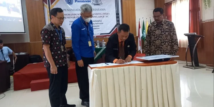 Penandatanganan kerja sama antara SMK Mutu Gondanglegi dengan Panasonic.