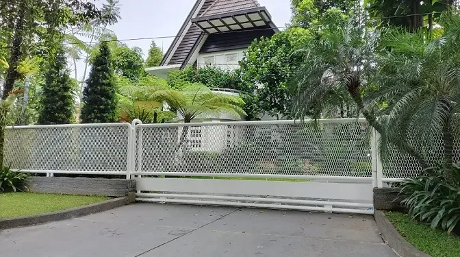 Rumah Hantu Rinjani di Kota Malang yang kini sudah direnovasi menjadi rumah megah (6/01/23).