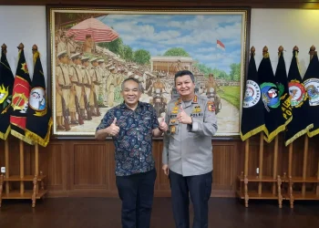 Pakar Komunikasi dan Motivator Nasional Dr Aqua Dwipayana bersama Kepala Lemdiklat Polri Komjen Pol Rycko Amelza Dahniel.