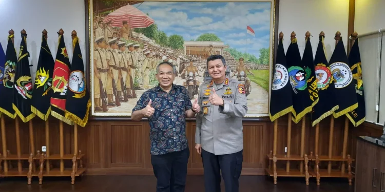 Pakar Komunikasi dan Motivator Nasional Dr Aqua Dwipayana bersama Kepala Lemdiklat Polri Komjen Pol Rycko Amelza Dahniel.