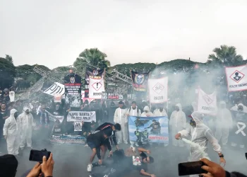 Aremania saat melakukan aksi teatrikal dalam menuntut keadilan bagi korban Tragedi Kanjuruhan.