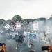 Aremania saat melakukan aksi teatrikal dalam menuntut keadilan bagi korban Tragedi Kanjuruhan.