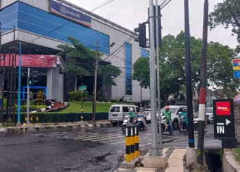 Tampak tiang traffic light di Simpang Empat Kelud atau Jalan Arjuno Kota Malang berdiri tepat di tengah trotoar jalan. Kontan, fenomena ini kembali menjadi sorotan warganet.