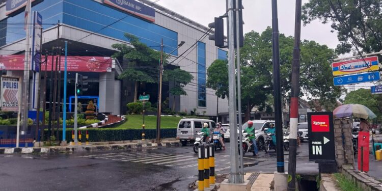 Tampak tiang traffic light di Simpang Empat Kelud atau Jalan Arjuno Kota Malang berdiri tepat di tengah trotoar jalan. Kontan, fenomena ini kembali menjadi sorotan warganet.