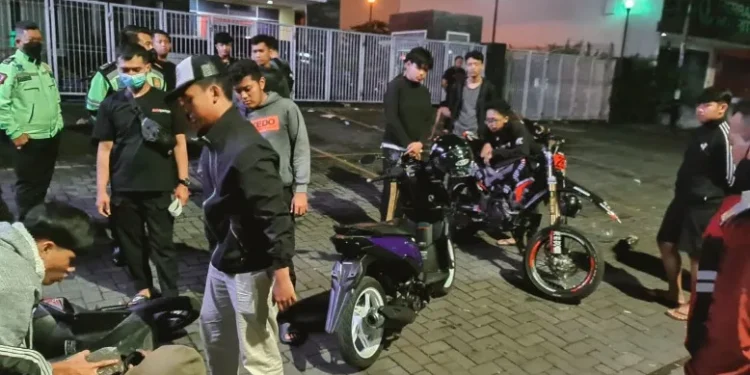 Razia pelaku balap liar Malang di Jalan Letjen S. Parman.