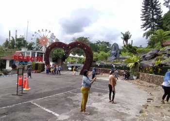 Sejumlah pengunjung berswafoto di akuarium besar Taman Rekreasi Selecta.