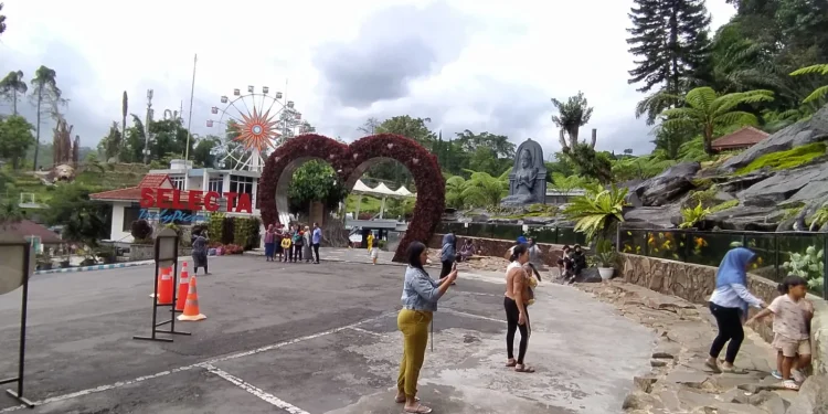 Sejumlah pengunjung berswafoto di akuarium besar Taman Rekreasi Selecta.