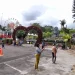 Sejumlah pengunjung berswafoto di akuarium besar Taman Rekreasi Selecta.