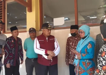Bupati Malang, Sanusi saat meninjau SDN 2 Jeru, salah satu sekolah yang akan dimerger.