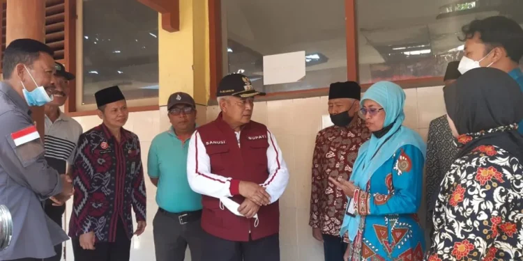 Bupati Malang, Sanusi saat meninjau SDN 2 Jeru, salah satu sekolah yang akan dimerger.