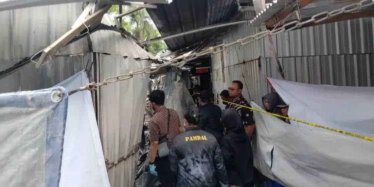 Petugas Polres Batu tengah melakukan identifikasi untuk menemukan penyebab kebakaran yang terjadi di Pasar Relokasi Kota Batu, Kamis (12/1/2023)