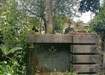 Lambang freemason yang masih bisa ditemukan di salah satu batu nisan makam di TPU Sukun, Kota Malang.