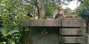 Lambang freemason yang masih bisa ditemukan di salah satu batu nisan makam di TPU Sukun, Kota Malang.