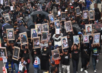 Aremania melakukan aksi menuntut keadilan bagi korban Tragedi Kanjuruhan.