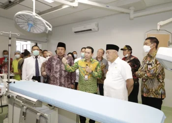Bupati Malang, Sanusi (kemeja putih) saat meninjau fasilitas Unit Pelayanan Instalasi Dialisis di RSUD Kanjuruhan.