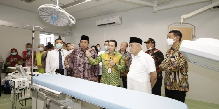 Bupati Malang, Sanusi (kemeja putih) saat meninjau fasilitas Unit Pelayanan Instalasi Dialisis di RSUD Kanjuruhan.