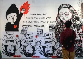 Pengunjung melihat karya mural grafiti dalam pameran seni rupa di gedung Dewan Kesenian Malang (DKM). Kegiatan ini untuk memperingati 100 Hari Tragedi Kanjuruhan pada Selasa (10/1/2023).