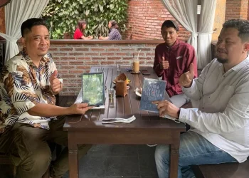 Yusuf Hermana (kiri), Ketua DPC Hiswana Migas Malang, bersama Irham Thoriq (kanan) CEO Tugu Media Group, Irham Thoriq.