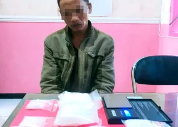 Tersangka berinisial KA yang dibekuk polisi beserta barang bukti narkoba.