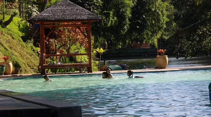 Kolam renang anak-anak di lokasi wisata Getong Mas Wajak, Kabupaten Malang.
