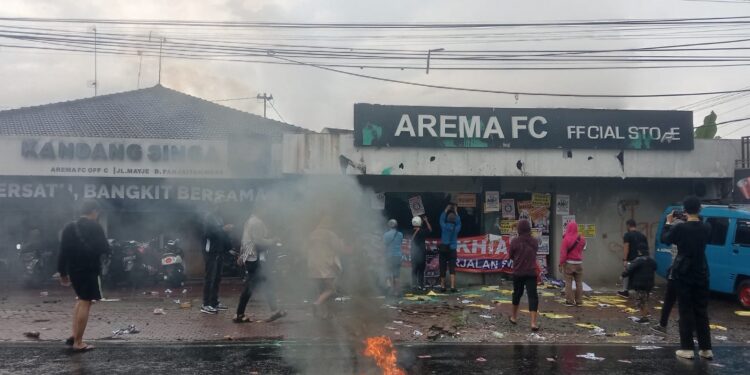 Kondisi Kantor Arema FC pasca demo yang berakhir ricuh.