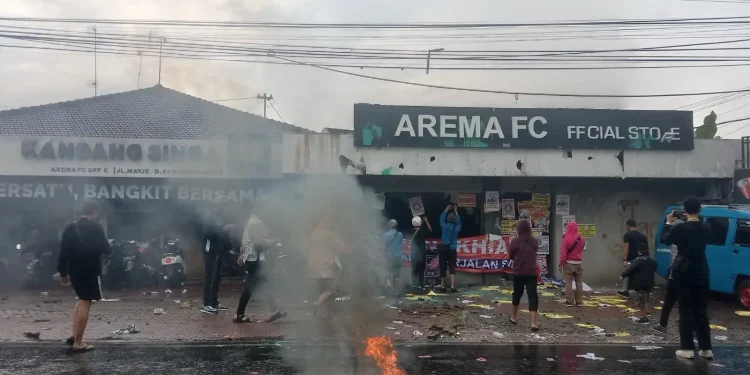 Kondisi Kantor Arema FC pasca demo yang berakhir ricuh.