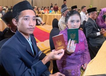 Salah satu pasangan yang ikut nikah massal premium oleh Malang Tahes Club.