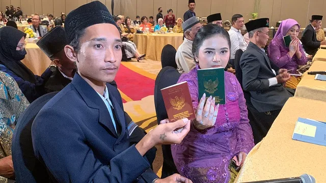 Salah satu pasangan yang ikut nikah massal premium oleh Malang Tahes Club.