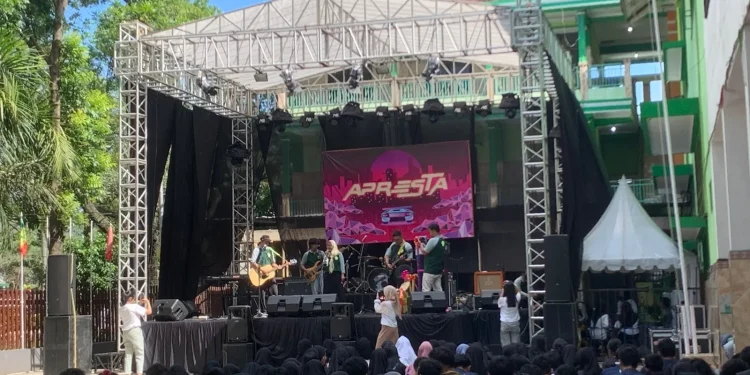 Suasana keseruan panggung Apresta SMAN 4 Malang.