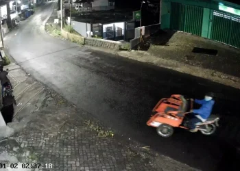 Tampak dua orang pelaku tengah melancarkan aksi mencuri becak bermotor yang tengah diparkir di bengkel karena mogok.